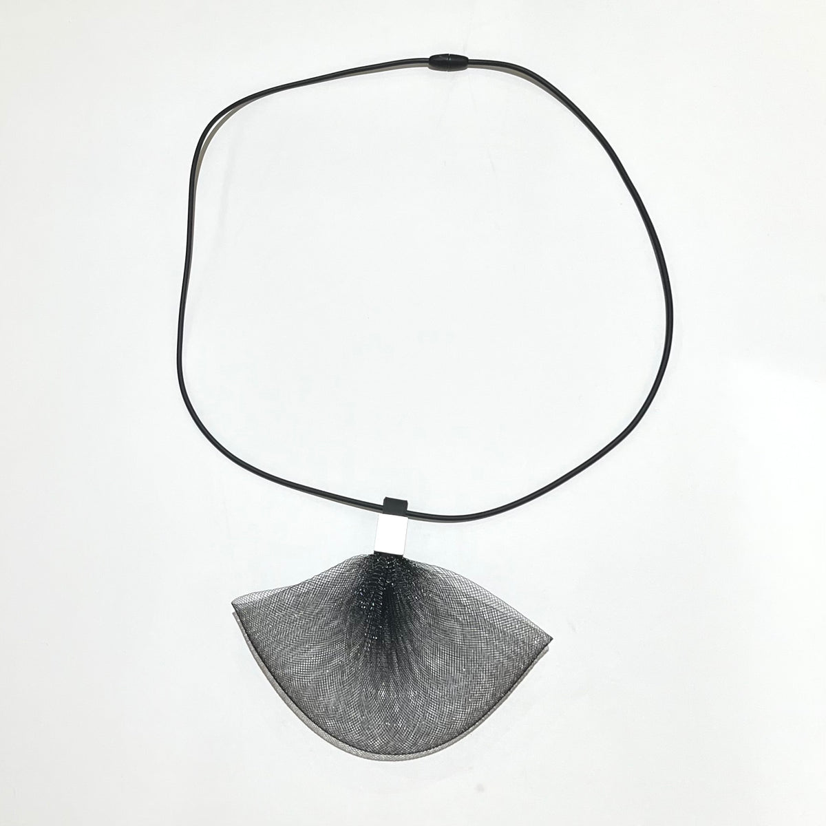 CB553 - Mesh fan Necklace, Silver/Black Mesh