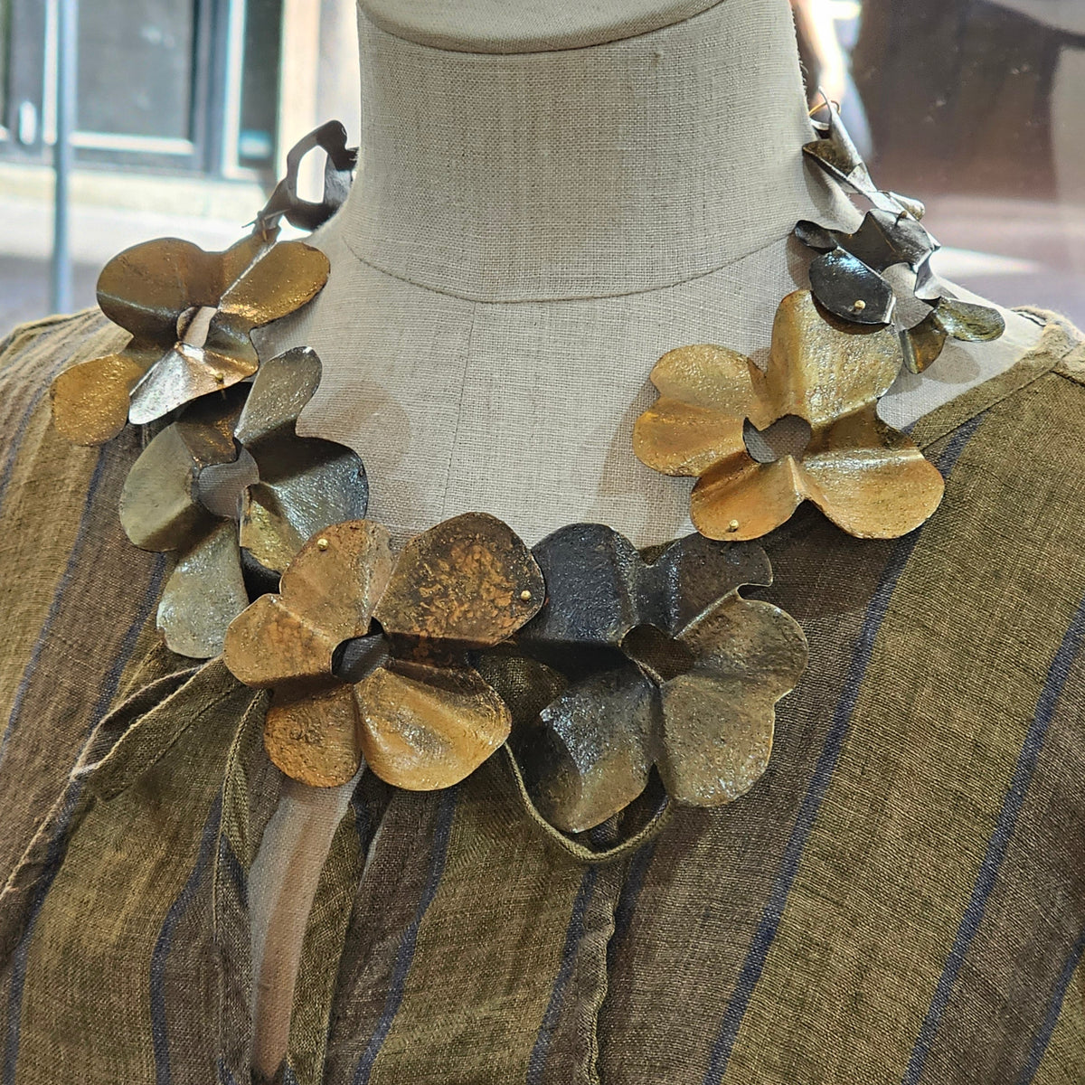 HD279 - Blumelia Large Flower Necklace Bronze