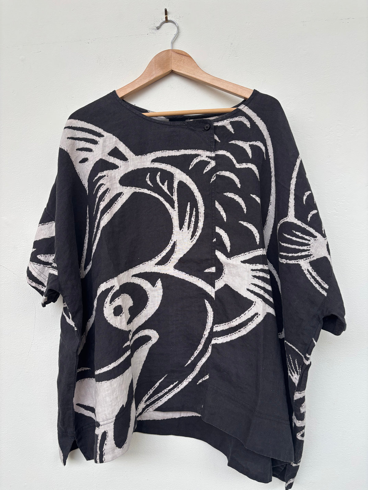 Linen Tee w/ Black Print