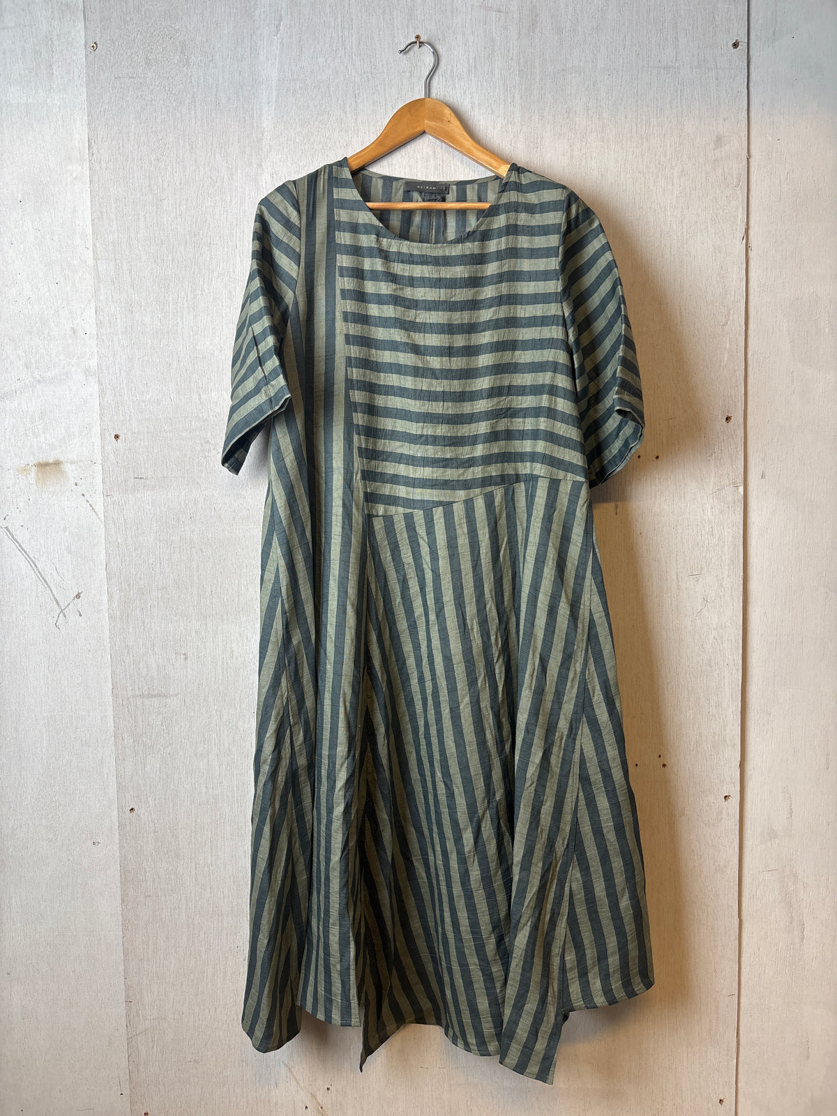 D227CR Short Sleeved Dress Eucalipto