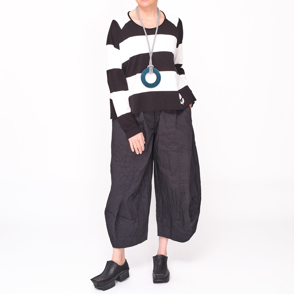 3330701 Black White Stripe Pullover