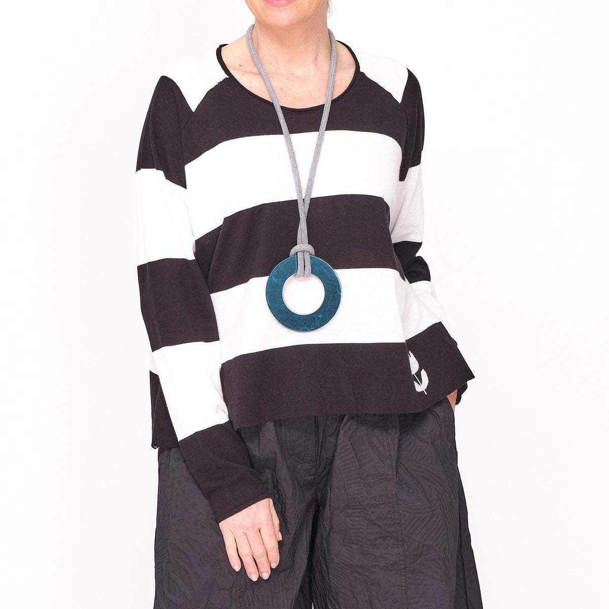 3330701 Black White Stripe Pullover