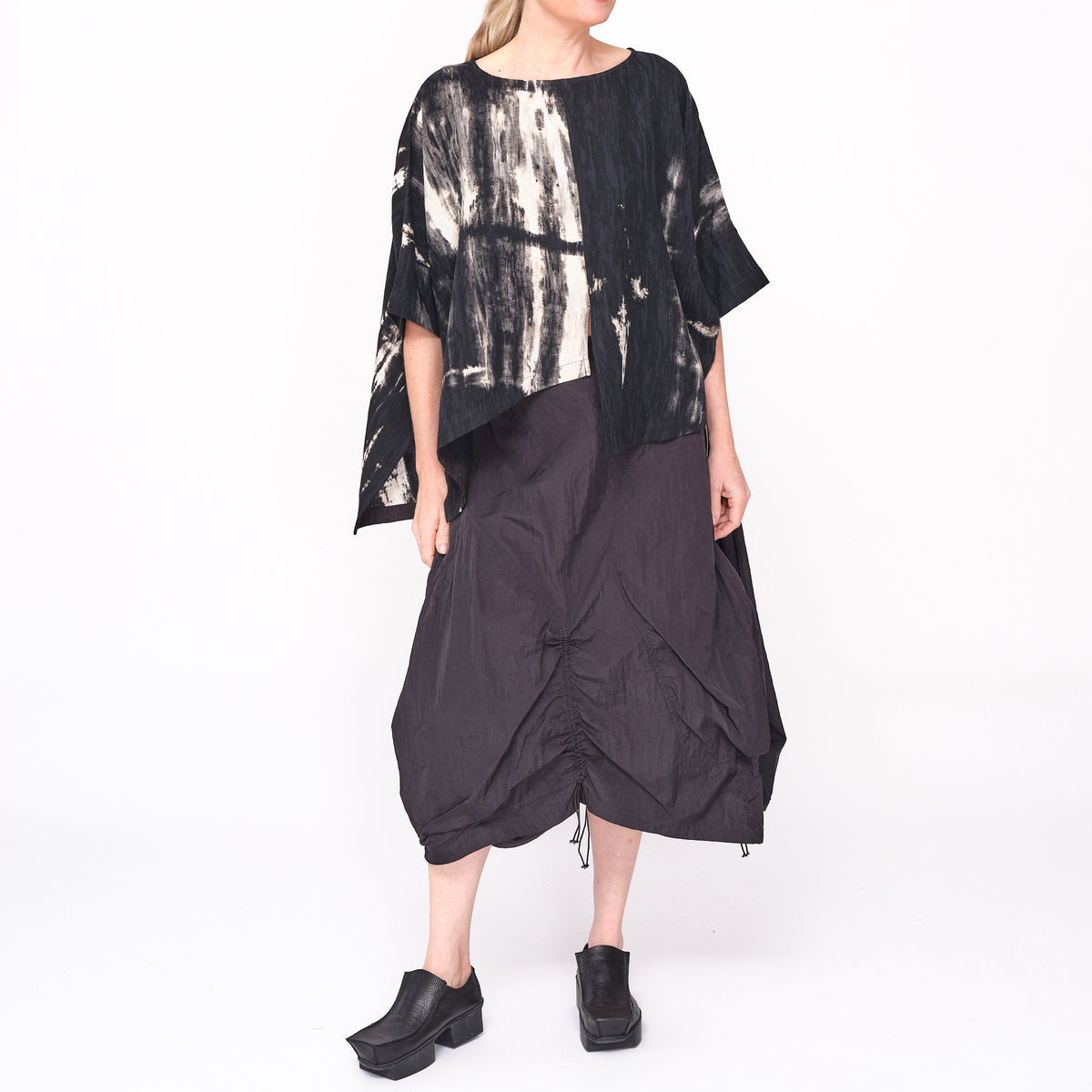 261 634  Amaris Black Top