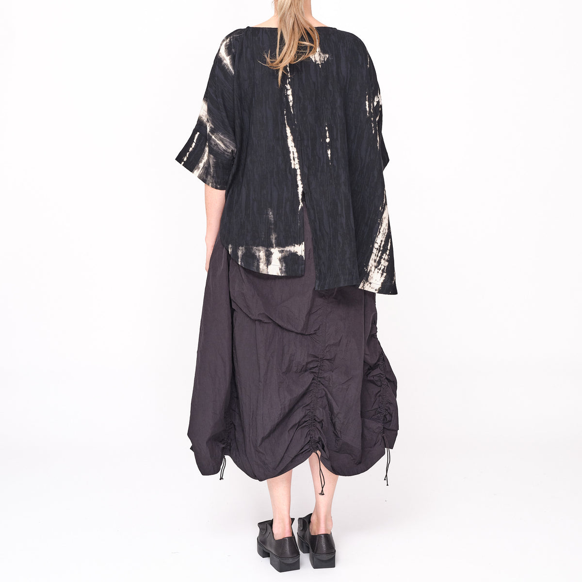 261 634  Amaris Black Top