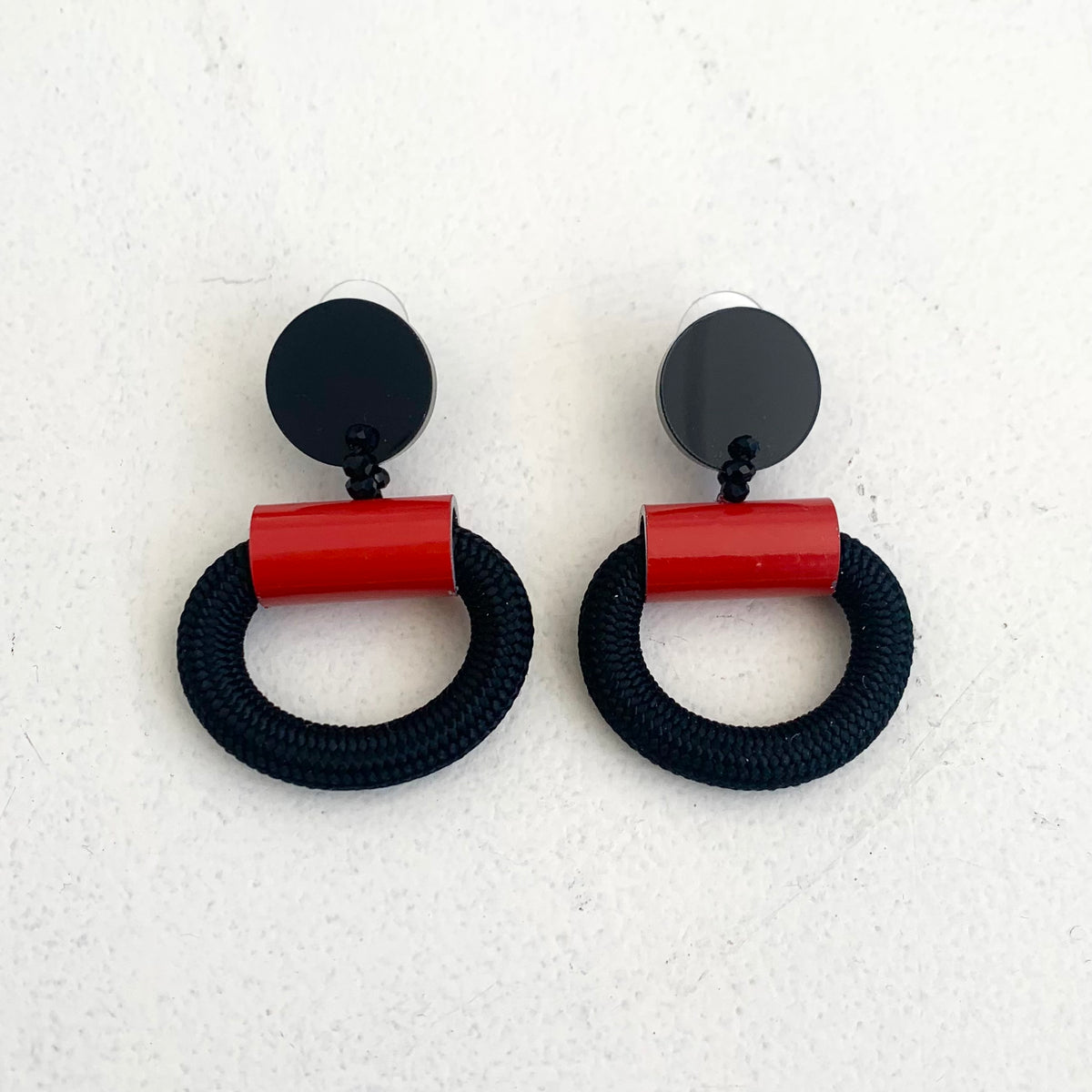 CB455 - Donut Cord Hanging Earring in Black/Red