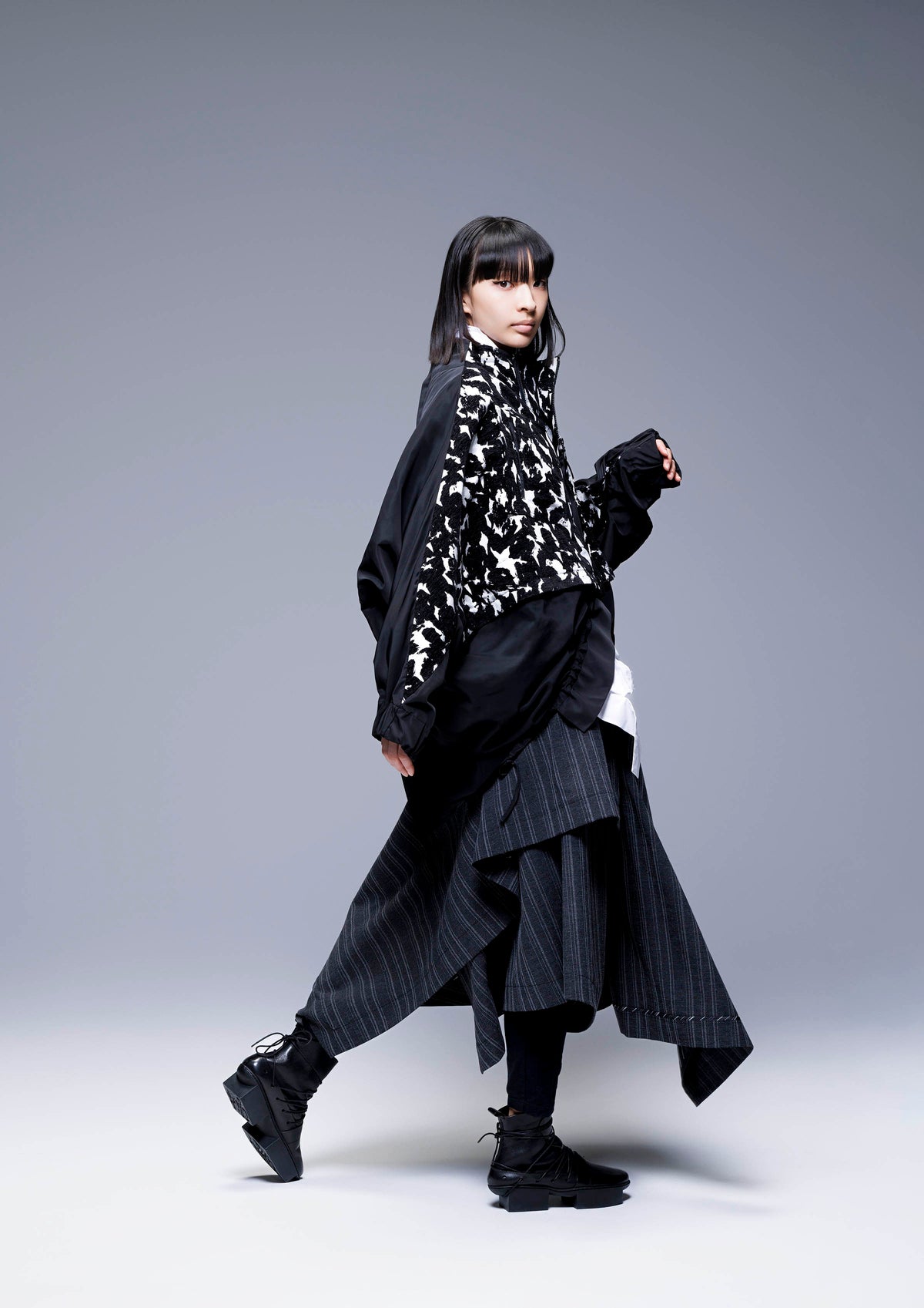 253 600 Black | White Jacket