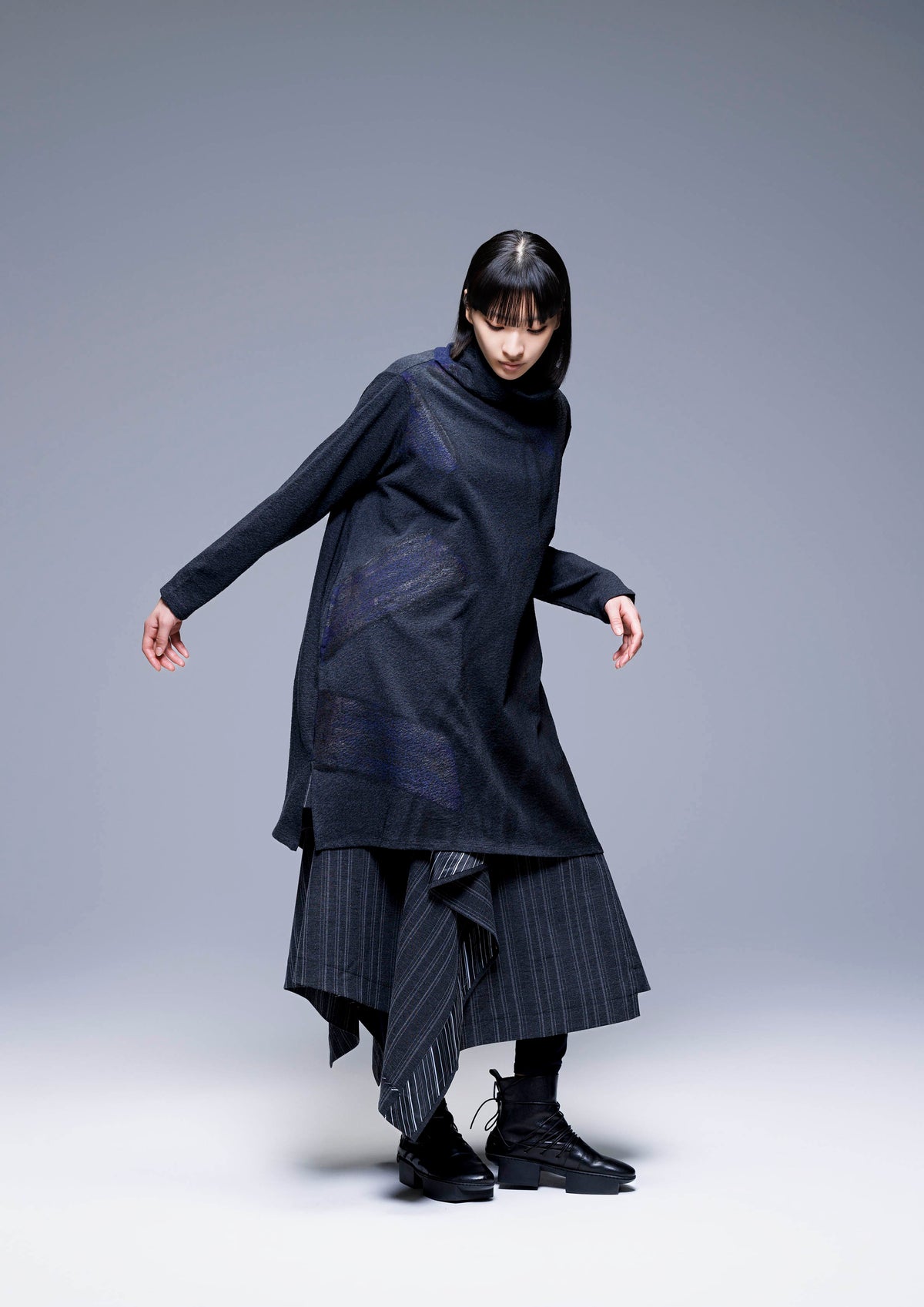 253 657 Black Long Vest