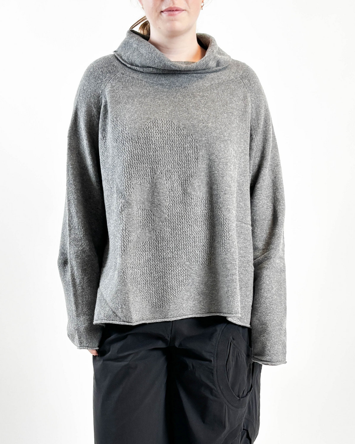 327 0701 Flowerfull Pullover in Grey
