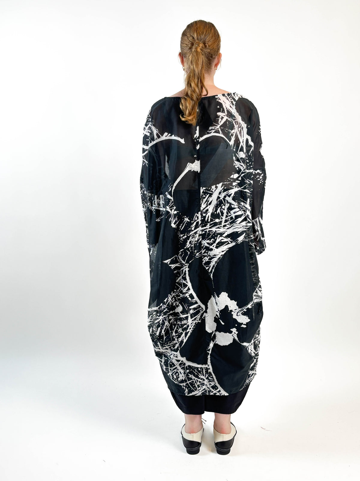 360 0906 Tea Smock in Mono Garden