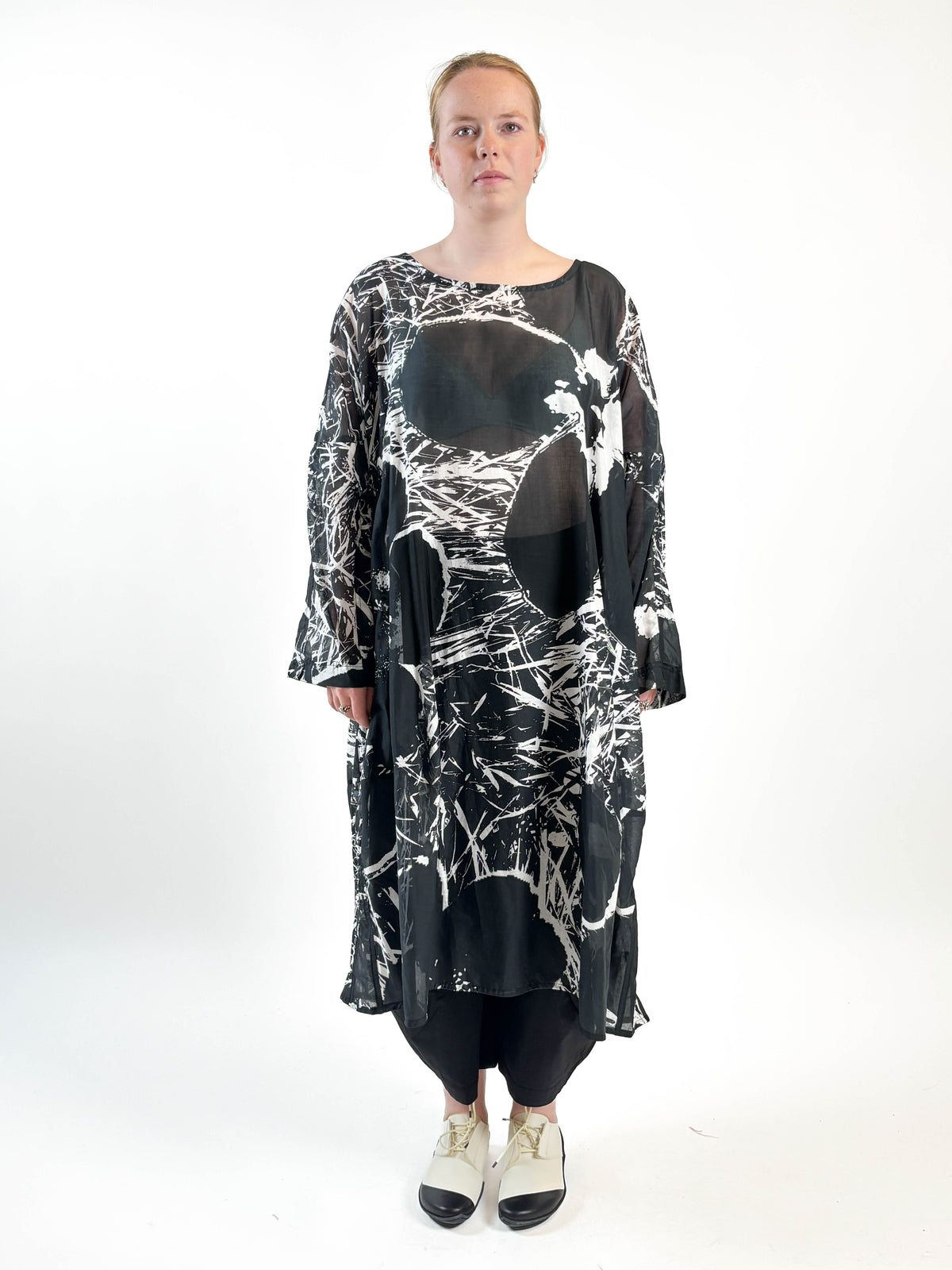 360 0906 Tea Smock in Mono Garden