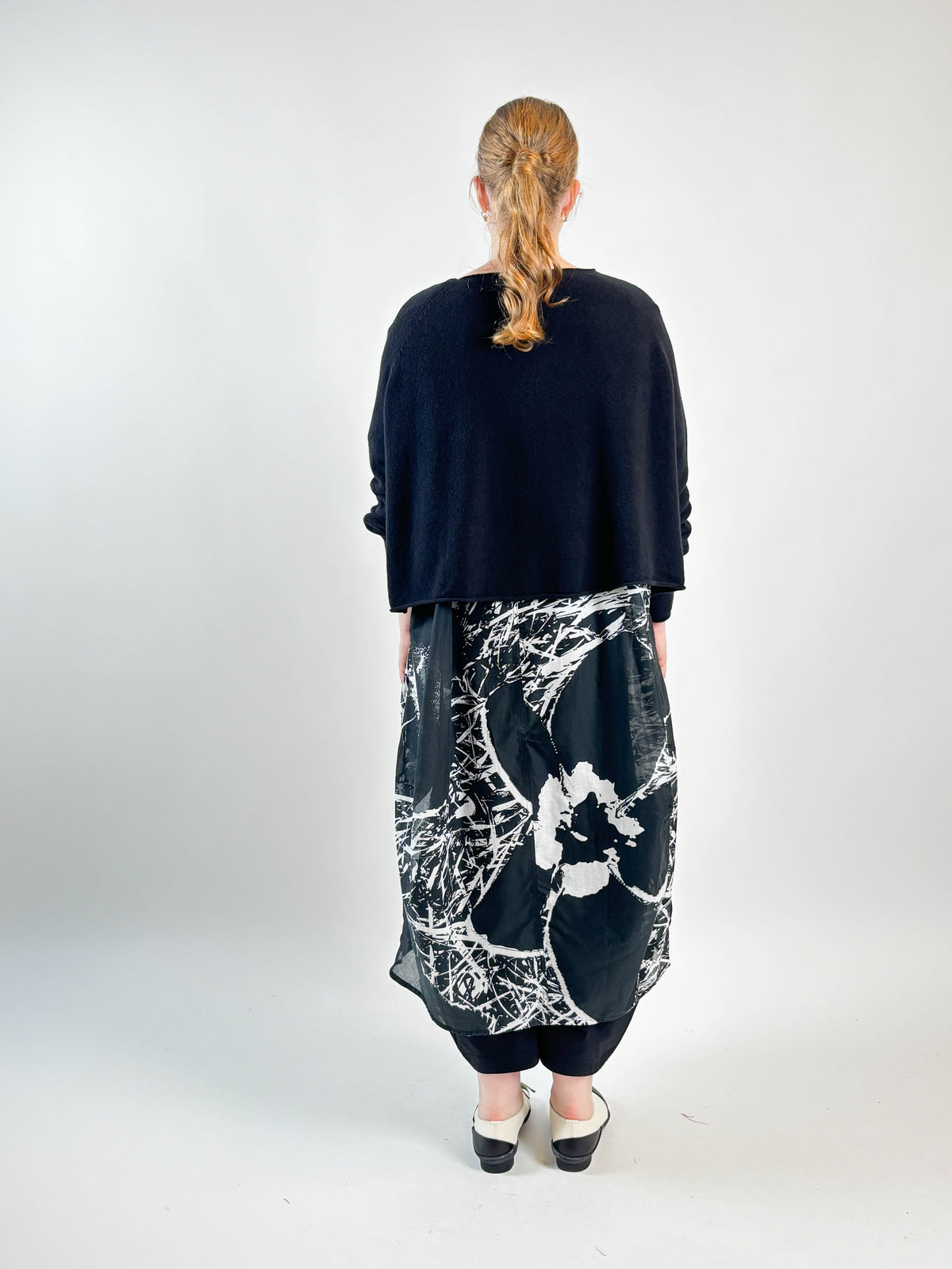 327 0702 Black Pull Over