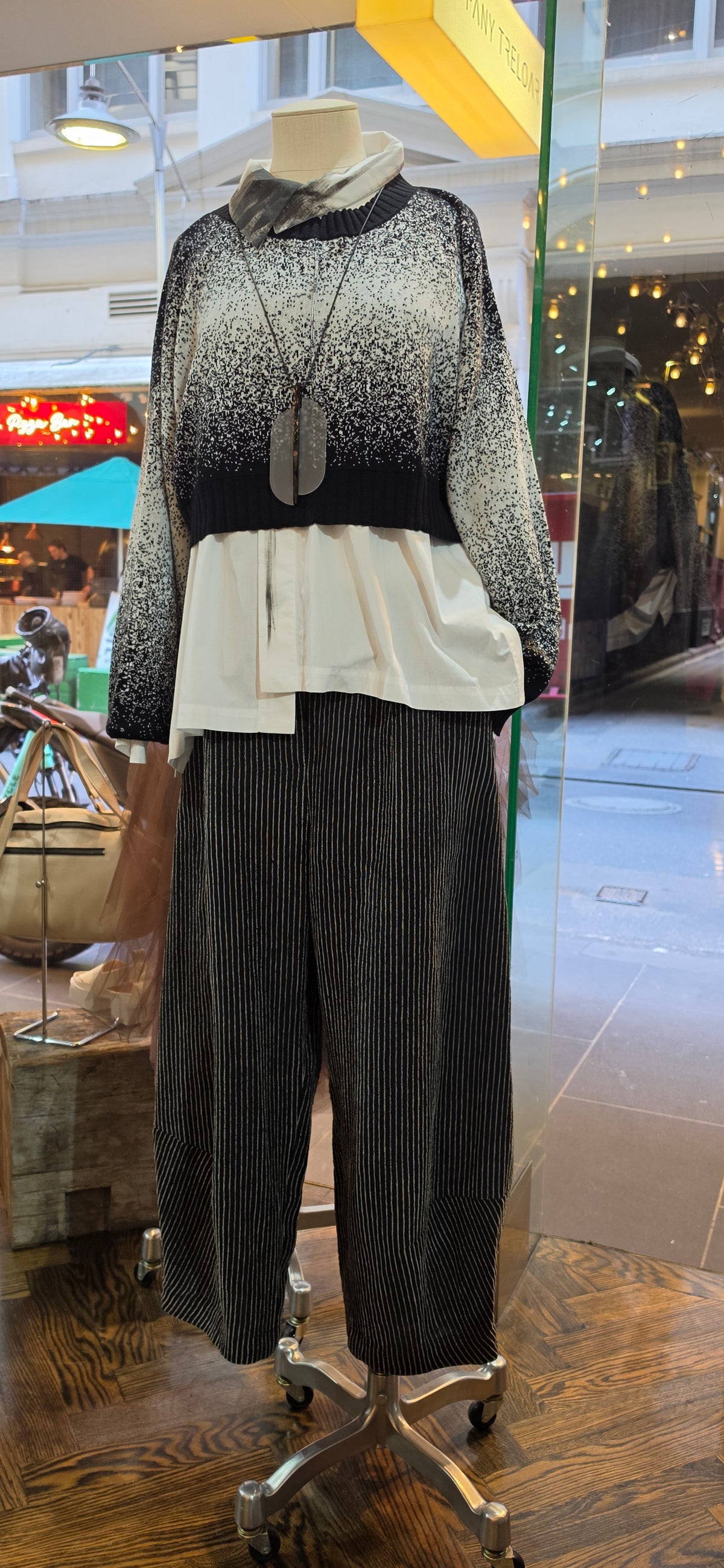 Gradient Art Sweater Black Ivory
