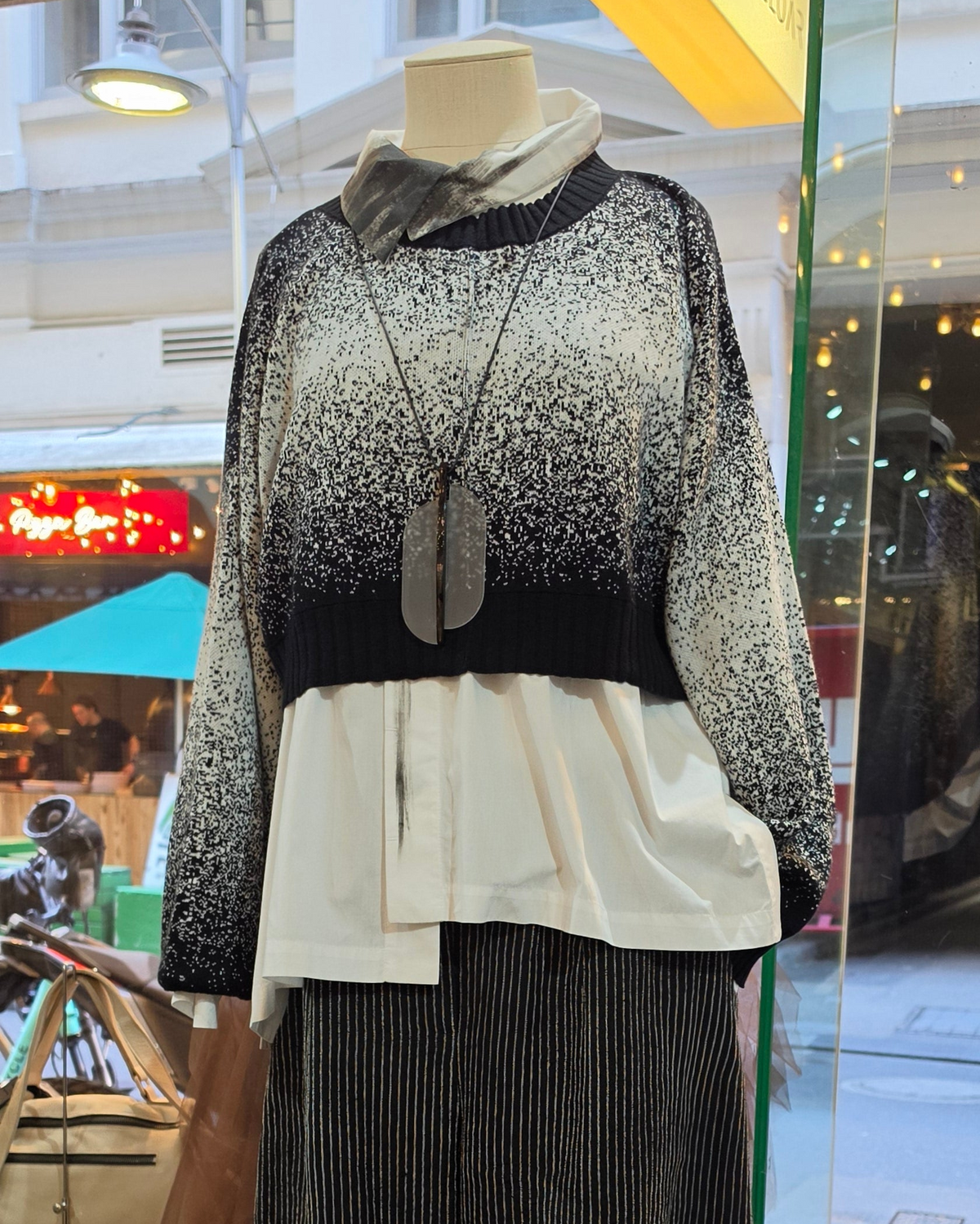 Gradient Art Sweater Black Ivory