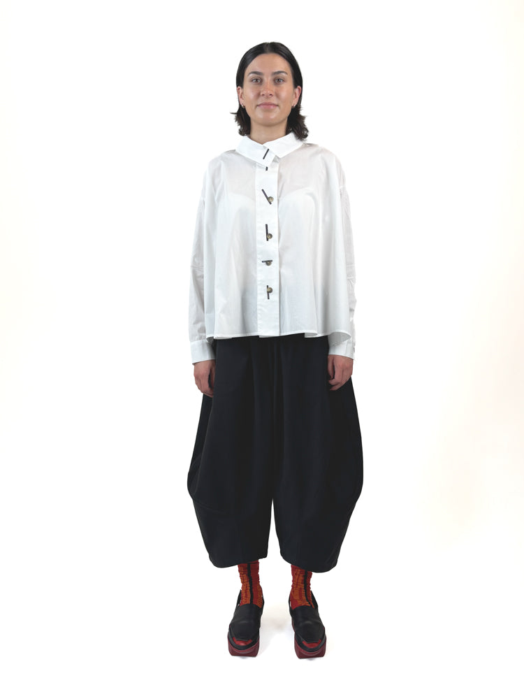 253 420 White | Black Shirt