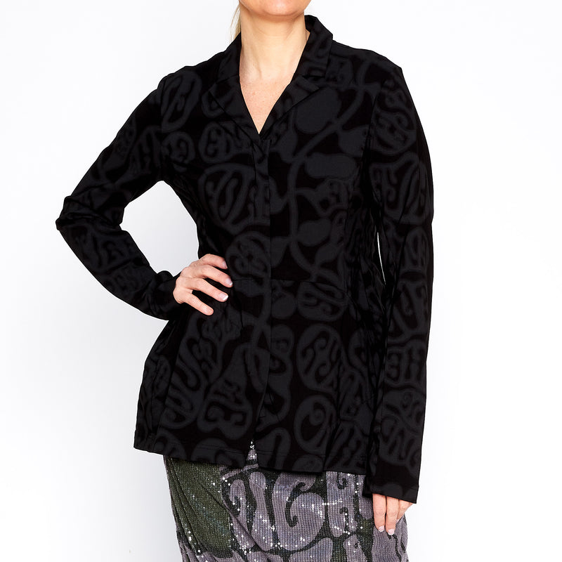 Zip-front tailored jacket with all-over print and gathered back detail.  Collection: Rundholz Black Line  Season: AW 22/23  Style Code: #2223-344-1101  Colour: 111 - Blackprint  Composition: 70% Viscose, 23% Polyamide, 7% Elastane