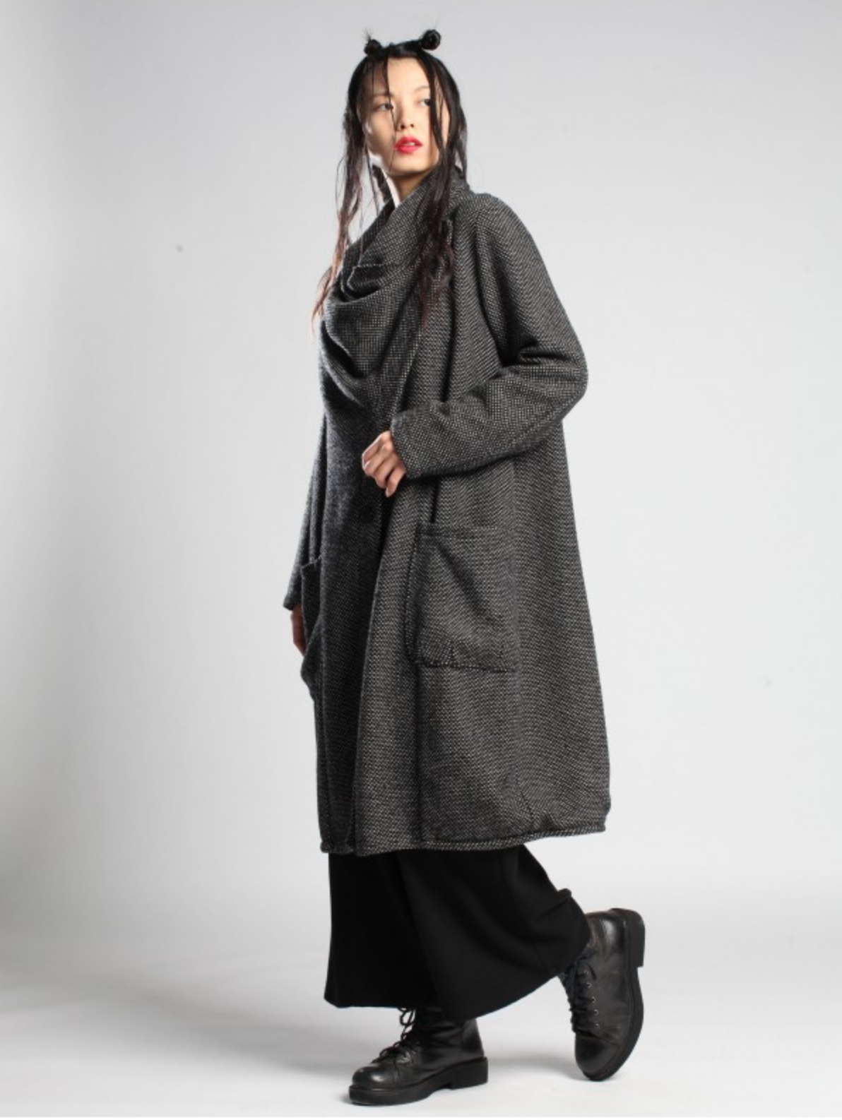 LB22-246 Black Abrigo Coat