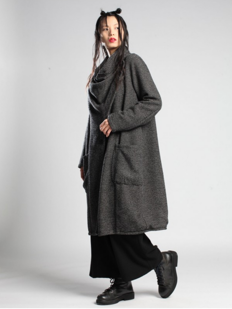 LB22-246 Black Abrigo Coat